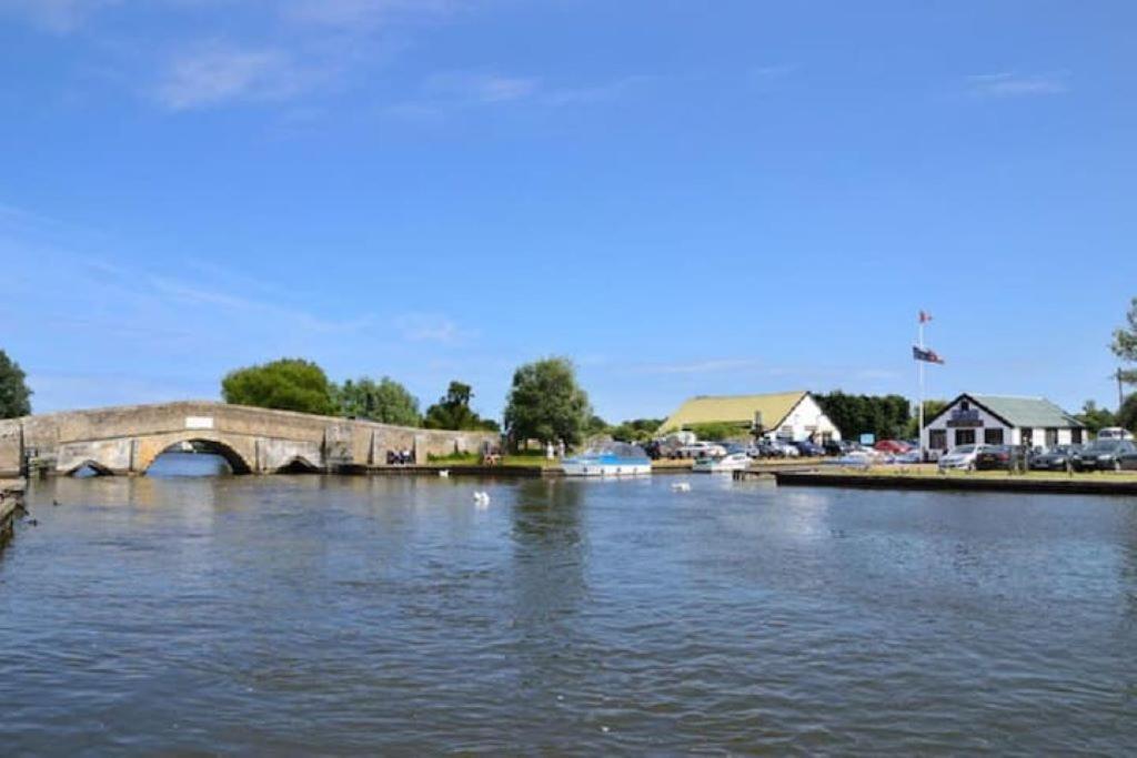 Beautifully Appointed 2 Storey Chalet With Access To Outdoor Swimming Pool - 5 Minute Stroll To Miles Of Sandy Beach - Near To The Norfolk Broads & Great Yarmouth Scratby Екстер'єр фото
